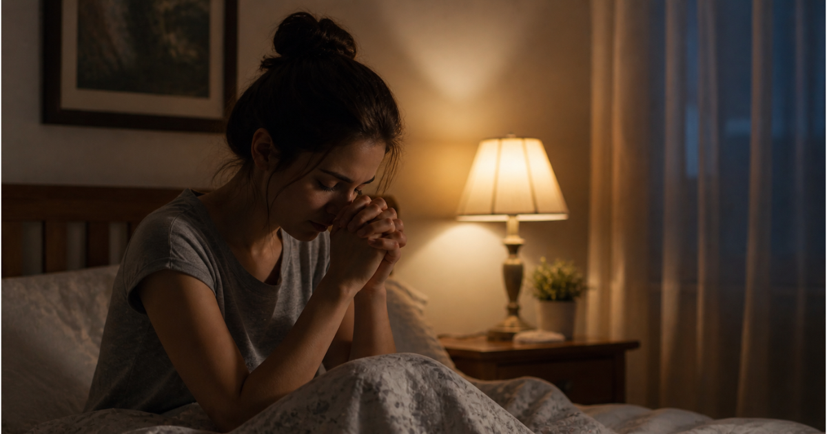 Oração para dormir com pessoa orando antes de descansar em paz
